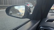 So funktioniert es NICHT. Der deutsche Autolenker – zu sehen im Seitenspiegel – stand mitten in ...
