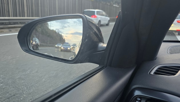 So funktioniert es NICHT. Der deutsche Autolenker – zu sehen im Seitenspiegel – stand mitten in ...