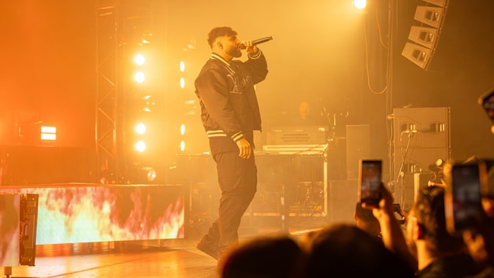 Mit 30-minütiger Verspätung, aber ohne Voract, sorgte der 30-jährige Berliner Rapper schließlich ...