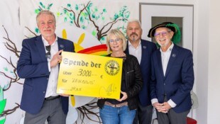 Burggraf Willi Noll, Ulla Nettek von Rainbows, die Stadtrichter Sigi Kreuzweger und Martin ...