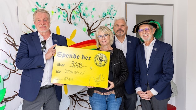 Burggraf Willi Noll, Ulla Nettek von Rainbows, die Stadtrichter Sigi Kreuzweger und Martin ...