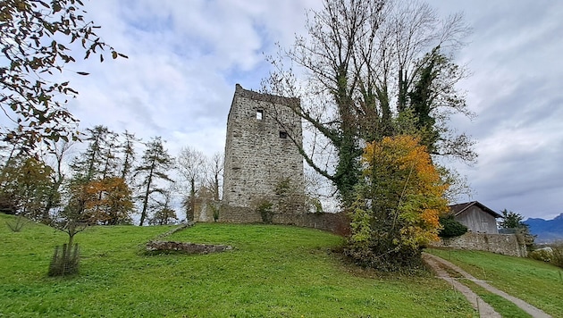 Im wahrsten Sinne des Wortes steinalt: Auf einem Rundwanderweg lässt sich die Ruine Blatten ...