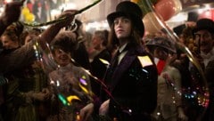 Caleb Landry Jones spielt Dracula, der sich mit Menschenblut jung hält.