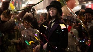 Caleb Landry Jones spielt Dracula, der sich mit Menschenblut jung hält.