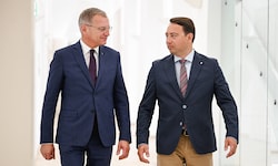 Landeshauptmann Thomas Stelzer (ÖVP) und Landeshauptmannstellvertreter Manfred Haimbuchner (FPÖ)