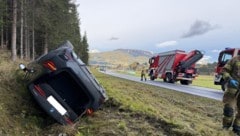Das E-Auto landete am Straßenrand