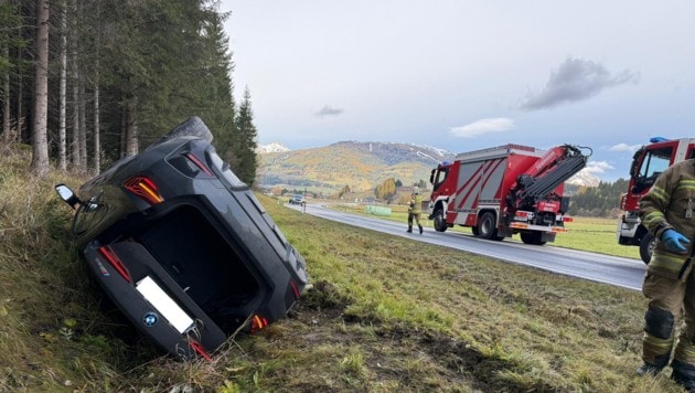 Das E-Auto landete am Straßenrand