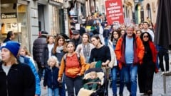 Zahlreiche Menschen zogen am Donnerstag vom Grazer Karmeliterplatz bis zum Hauptplatz.