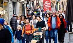 Zahlreiche Menschen zogen am Donnerstag vom Grazer Karmeliterplatz bis zum Hauptplatz.