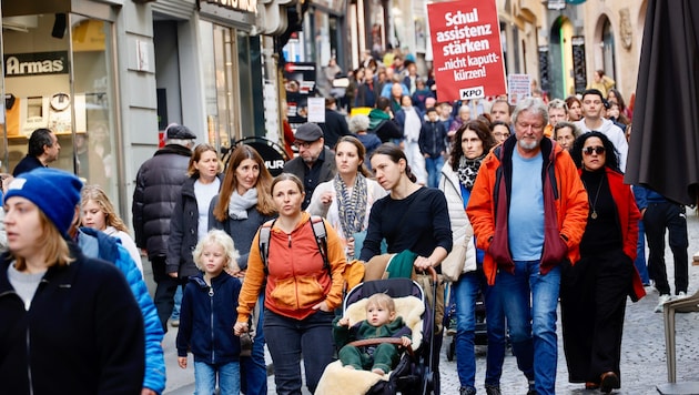 Zahlreiche Menschen zogen am Donnerstag vom Grazer Karmeliterplatz bis zum Hauptplatz.