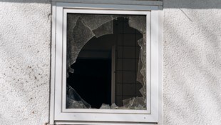 Der Mann dürfte das Fenster mit seinen Händen eingeschlagen haben (Symbolbild).