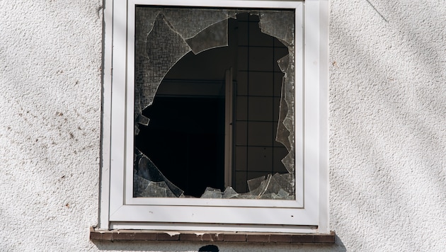 Der Mann dürfte das Fenster mit seinen Händen eingeschlagen haben (Symbolbild).