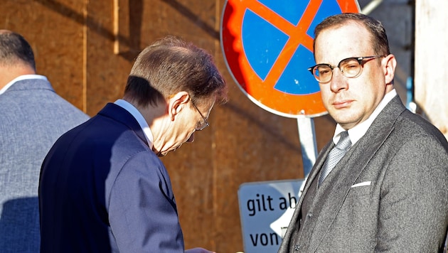 Lawyer Rudolf Mayer and Florian Teichtmeister before the 2023 criminal trial.