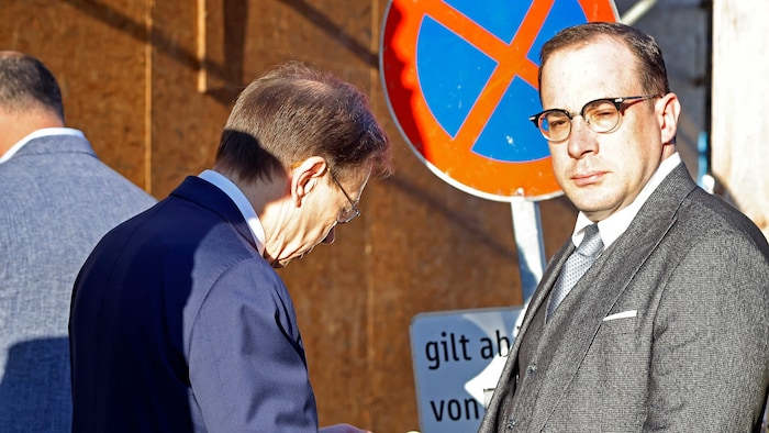 Anwalt Rudolf Mayer und Florian Teichtmeister vor dem Strafprozess 2023.