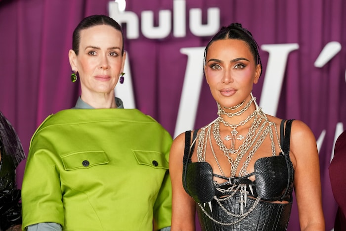 Kim Kardashian versuchte am Set von „All‘s Fair“ Kollegin Sarah Paulson davon zu überzeugen, ...