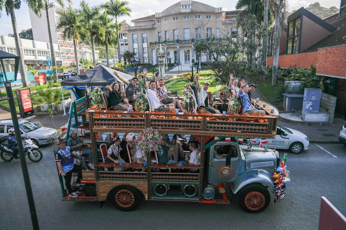 ...wo sie vom Bürgermeister einen eigenen Partybus samt Polizeieskorte bekamen.
