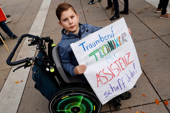 Leo benötigt die Schulassistenz aufgrund seiner körperlichen Einschränkungen.