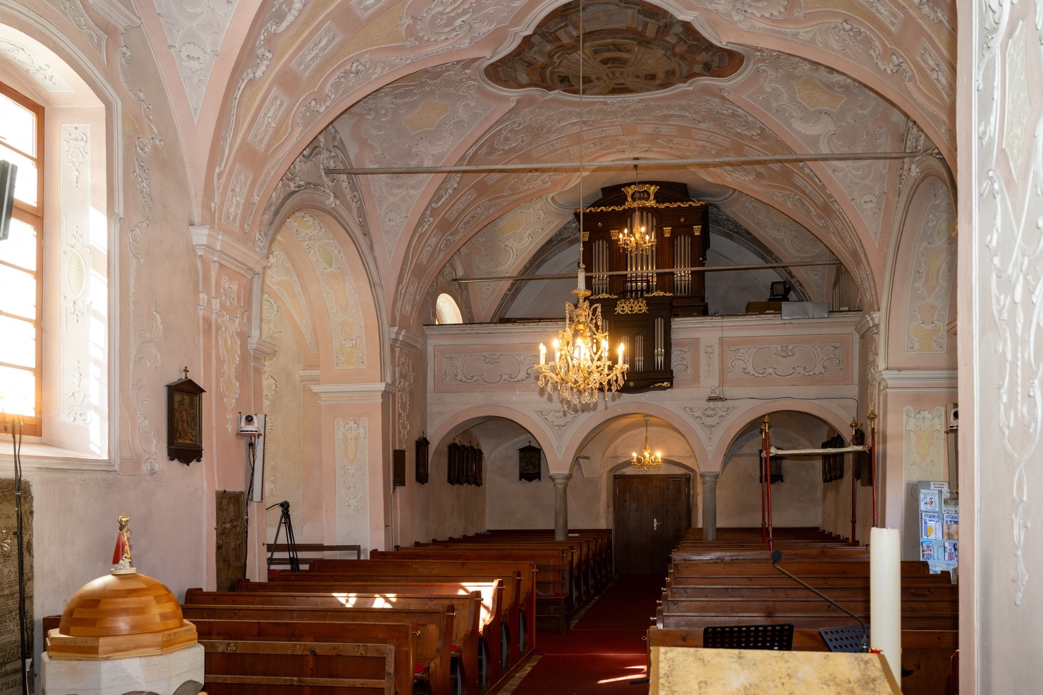 Rokoko-Stuck im Inneren der Stephans-Kirche in Grafenstein.