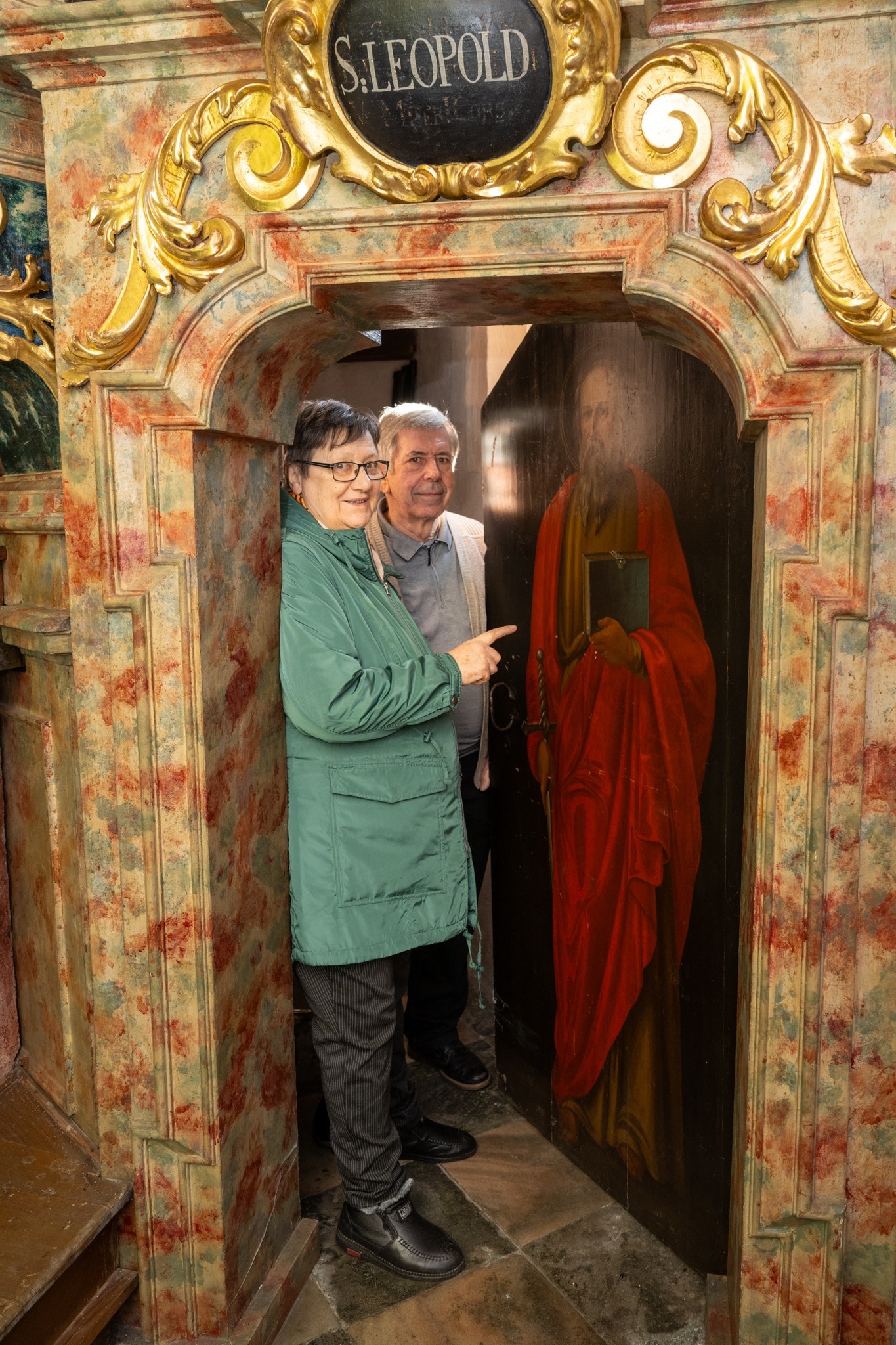 Paulus an der Tür, die hinter den Hauptaltar führt.