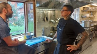 Jodok Dietrich und sein Mitkoch Hirti wirken entspannt, sind aber einfach nur gut vorbereitet.