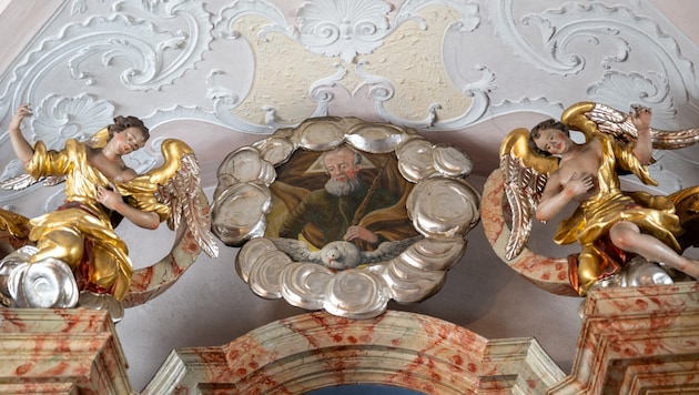 Vom romanischen Stil bis zum Barock und Rokoko: Die Pfarrkirche von Grafenstein bietet alles. ...