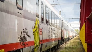 Ausrangierte Speise- und Schlafwagen rosten auf einem Abstellgleis im Waldviertel vor sich hin.