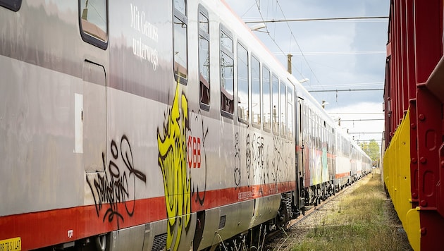 Ausrangierte Speise- und Schlafwagen rosten auf einem Abstellgleis im Waldviertel vor sich hin.