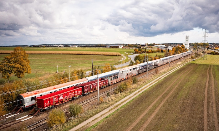 Hinter Güterwaggons „versteckt“ sind die alten Schlaf- und Speiswagen aufgefädelt.