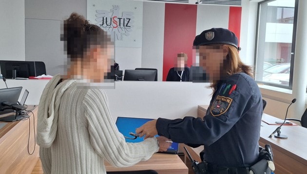 In Handschellen wurde die 47-Jährige zum Prozess in Eisenstadt vorgeführt: „Ich leide unter ...