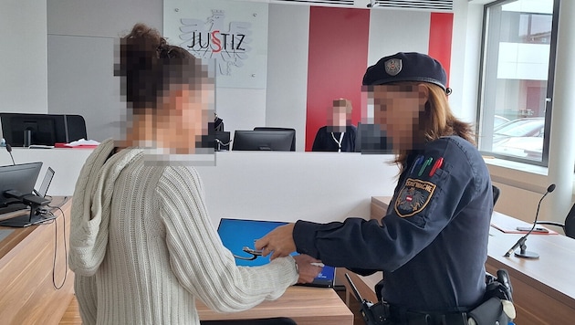 In Handschellen wurde die 47-Jährige zum Prozess in Eisenstadt vorgeführt: „Ich leide unter ...