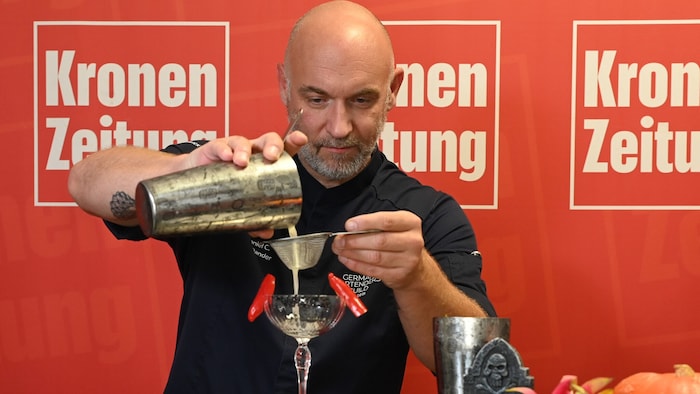 Der Drink wird geshaked und das Rezept anschließend durch ein Feinsieb gegossen.