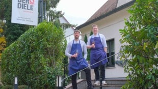 Florian Gintenreiter (li.) und Kollege David Roither vor der Bergdiele in Leonding. Ab Mittwoch ...