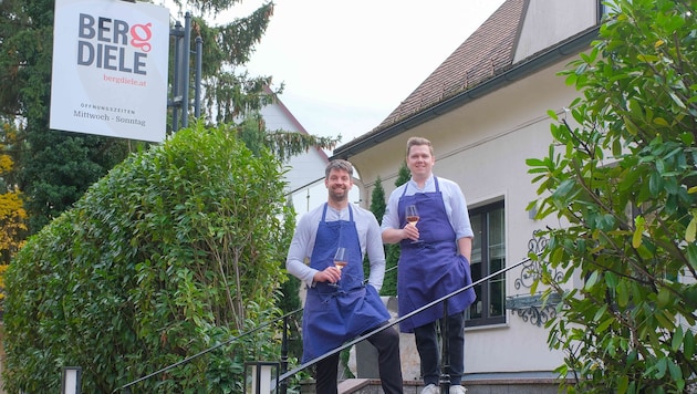 Florian Gintenreiter (li.) und Kollege David Roither vor der Bergdiele in Leonding. Ab Mittwoch ...