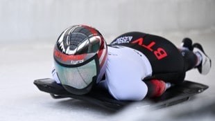 Skeleton-Ass Janine Flock auf Eis.