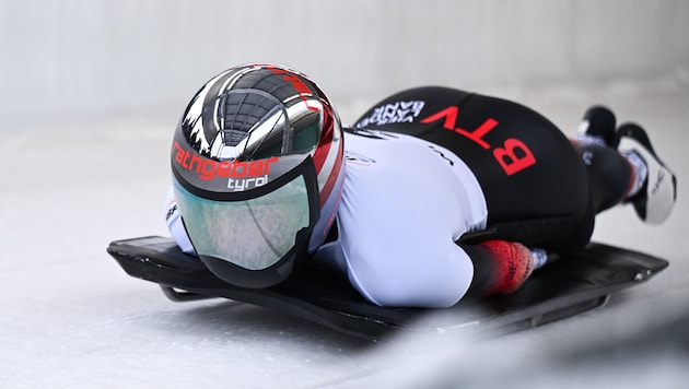 Skeleton-Ass Janine Flock auf Eis.