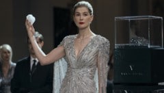 Rosamund Pike steht die Diamant-Milliardärin gut.