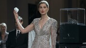 Rosamund Pike steht die Diamant-Milliardärin gut.