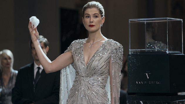 Rosamund Pike steht die Diamant-Milliardärin gut.
