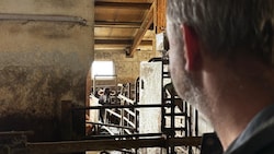 Landwirt Andreas Goritschnig blickt zum Unfallort. 