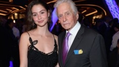 Carys begleitete Michael Douglas zu einer Promi-Veranstaltung auf den roten Teppich.