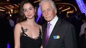 Carys begleitete Michael Douglas zu einer Promi-Veranstaltung auf den roten Teppich.