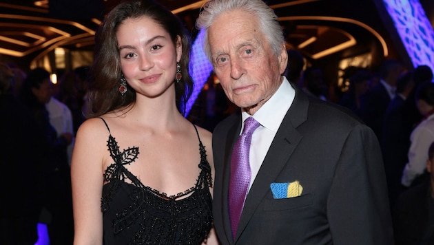 Carys begleitete Michael Douglas zu einer Promi-Veranstaltung auf den roten Teppich.