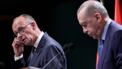 Ungewohnt direkt gerieten Friedrich Merz (links) und Recep Tayyip Erdoğan in aller ...