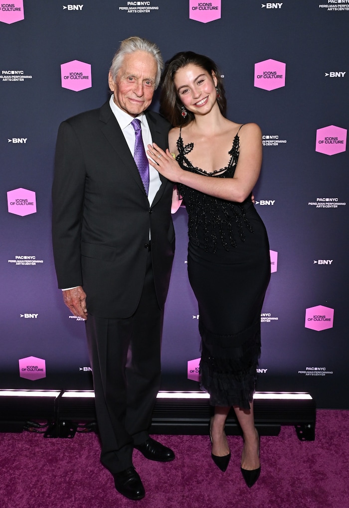Carys mit Papa Michael Douglas