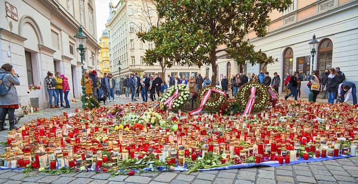 Am Tag danach: unzählige Kerzen und Kränze an einem der Tatorte.
