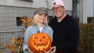 DJ Ötzi und Tochter Lisa-Marie setzen auf klassisches Kürbisschnitzen und Süßigkeiten für die ...