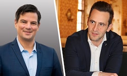 FPÖ-Landesrat Hannes Amesbauer und ÖVP-Klubobmann Lukas Schnitzer stehen hinter den ...