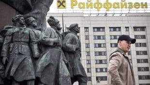 Hinter dem Lenin-Monument macht die RBI immer noch Geschäfte in Russland.