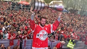 Christoph Duller stemmte 2019 den Pokal mit dem KAC in die Höhe.