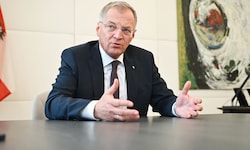 Landeshauptmann Thomas Stelzer gab der „Krone“ am Donnerstag ein Interview zur Gesundheitskrise ...